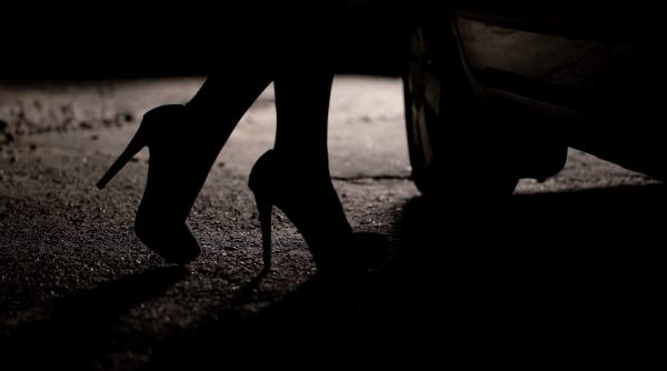 „Se practică, cred că statul ar câștiga bani suficienți”. Ce părere au românii despre legalizarea prostituției