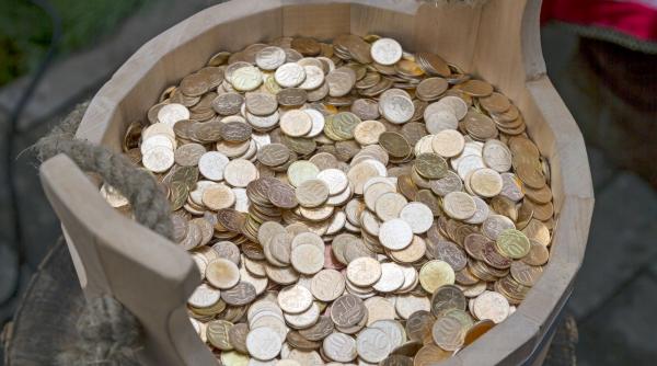 un bulgar s a dus la banca cu trei butoaie pline cu monede leva ca sa le schimbe in leva