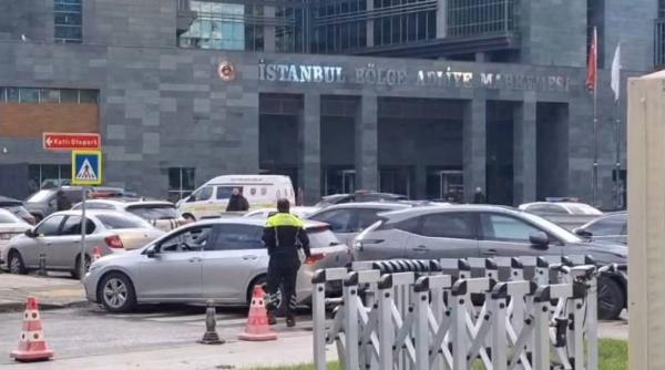 un procuror a impuscat o judecatoare in cladirea tribunalului din istanbul un detinut a sarit sa o protejeze pe femeie