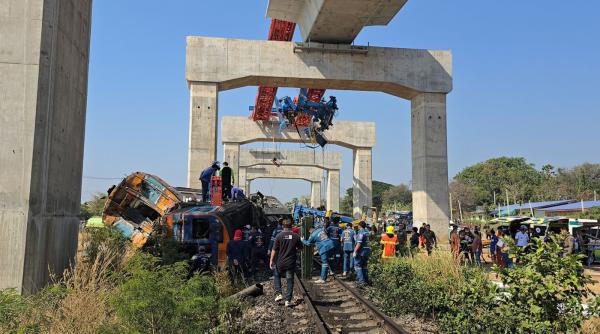 Cel puțin 22 de morți după ce o macara s-a prăbușit peste un tren care pleca din Bangkok. Salvatorii încă scot victime din vagon