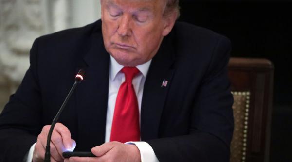 donald trump si a facut un nou prieten neasteptat cine este adversarul cu care presedintele sua vorbeste des prin mesaje pe telefon