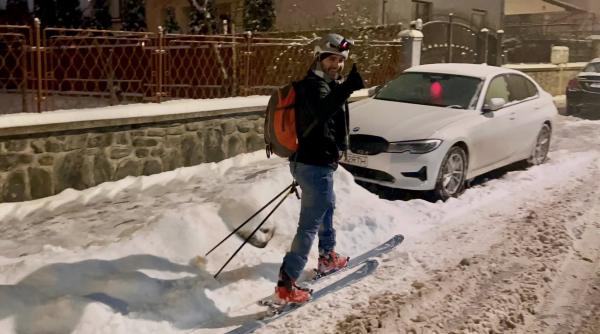 Imagini virale cu un bărbat care merge pe schiuri la serviciu, în Sibiu 