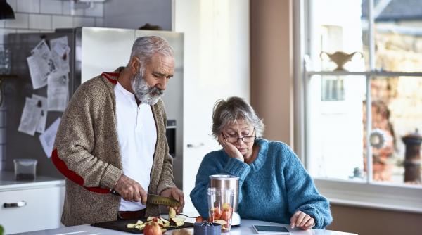 În Marea Britanie, mulți pensionari se spală mai rar și sar peste mese, pentru că nu mai fac față cheltuielilor