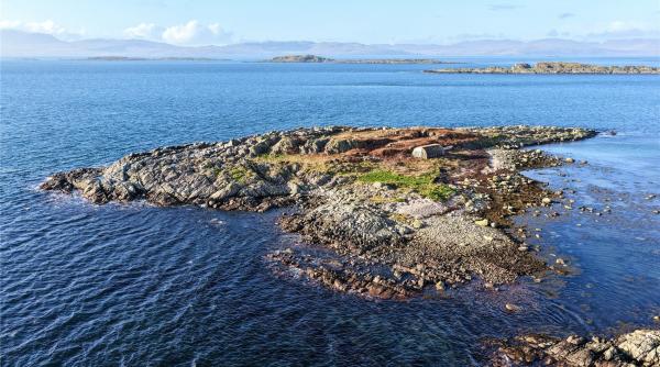 o insula din marea britanie poate fi cumparata cu aproape 60 000 de euro dar exista o mare problema