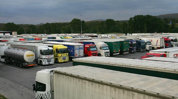 Protest uriaș la granițele Schengen. Șoferii de TIR din Serbia și Bosnia vor bloca toate frontierele: ”Importul și exportul se opresc”