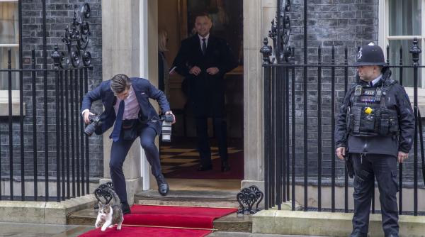 Scene amuzante cu Larry, motanul de la Downing Street. De această dată, fotograful lui Nawrocki era să-l calce pe coadă la propriu