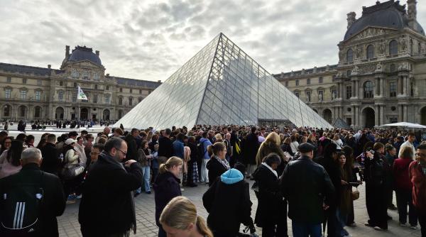suntem cu totii oameni diferenta e prea mare tarifele muzeului luvru marite cu aproape 50 pentru turistii non europeni