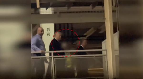 trump a injurat un muncitor si i a aratat degetul mijlociu la o fabrica auto din sua casa alba presedintele a dat un raspuns adecvat