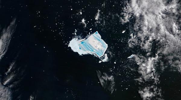 un satelit arata cum mega aisbergul a23a cel mai mare din lume dispare intr o pasta albastra stralucitoare dupa 40 de ani pe mare