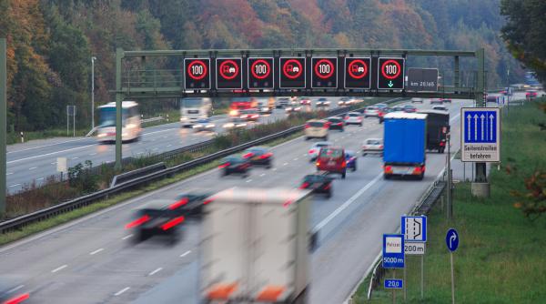 Un şofer român beat a condus 30 de km pe contrasens, pe o autostradă din Germania. Până la urmă l-a blocat un camion