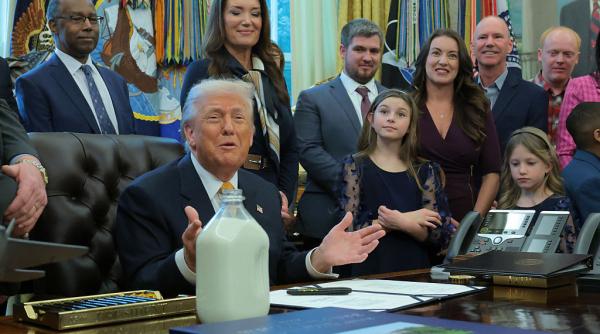 CNN: Bun venit în „lumea nebună” a lui Trump - sticle de lapte, sănii trase de câini și amenințări cu bombardarea Iranului