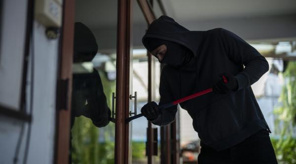 doi hoti romani au fost condamnati la inchisoare in anglia dupa ce au spart mai multe locuinte un complice inca este cautat