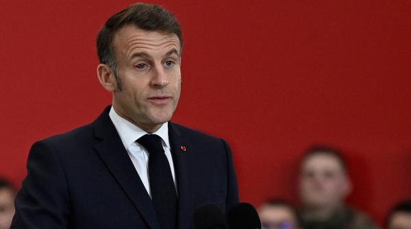 Emmanuel Macron a apărut cu un ochi roşu la baza militară din Franţa: "Vă rog să mă iertați pentru aspectul neplăcut"