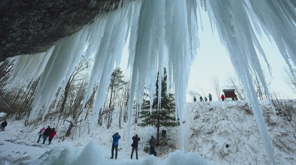 O „cascadă de gheață” dintr-o țară UE a devenit atracție de iarnă pentru poze de Instagram. Locul e la câteva ore de România