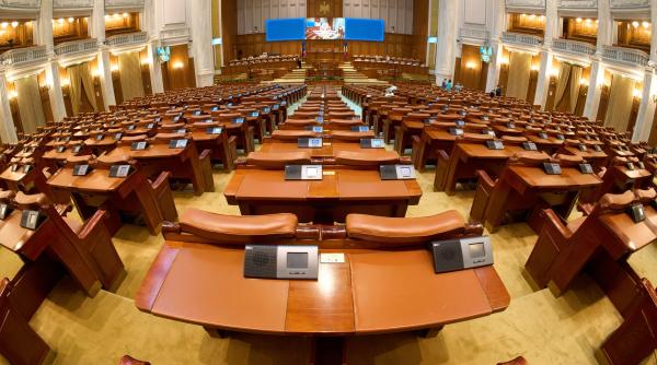 Parlamentarii sunt încă în vacanță, deși ar trebui să fie la cabinete. În fiecare an au peste 100 de zile libere