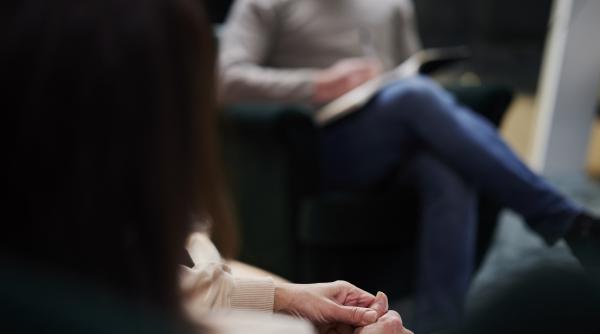 Psihologii avertizează că noua lege poate reduce accesul la terapie, mai ales în zonele sărace