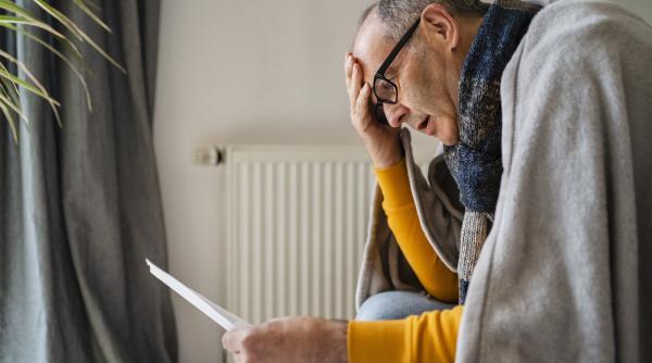 Un român cu venituri minime dă 1/3 din bani pe facturile la energie, statul ajută doar cu 12%. Cum sunt sprijiniți oamenii în Grecia