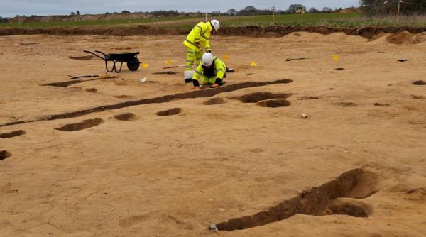 Descoperire arheologică bizară: Un sat antic necunoscut a fost găsit în timp ce se pregătea construcția a 2 parcuri eoliene, în Anglia