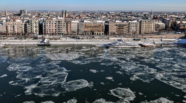 Dunărea a înghețat la Budapesta. Ungaria scoate spărgătoarele pentru a înlătura blocurile de gheață