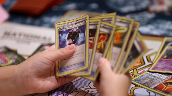 Jaf armat ca în filme, într-un magazin din New York: Hoții au furat cartonașe Pokemon. La cât erau evaluate