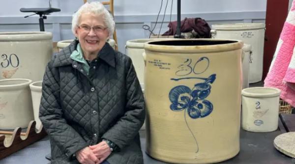 o femeie care pastra de 40 de ani o oala de gatit a vrut sa o vanda cu 100 de dolari dar a incasat pana la urma 32 000 de dolari