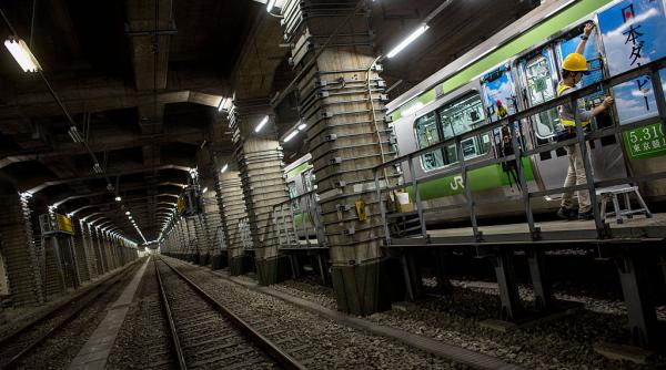 O pană majoră de curent blochează liniile de tren din Tokyo, unde sunt cele mai aglomerate staţii din lume
