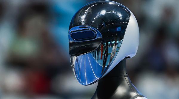 Cel mai mic robot umanoid din lume, prezentat de o companie chineză. Poate fi transportat într-un rucsac