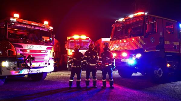 Incendiu la o pensiune din Gărâna. Acoperișul și etajul au fost distruse complet de flăcări