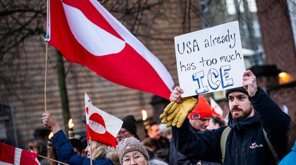 mainile jos de pe groenlanda proteste uriase la copenhaga si in alte orase din danemarca fata de amenintarile sua