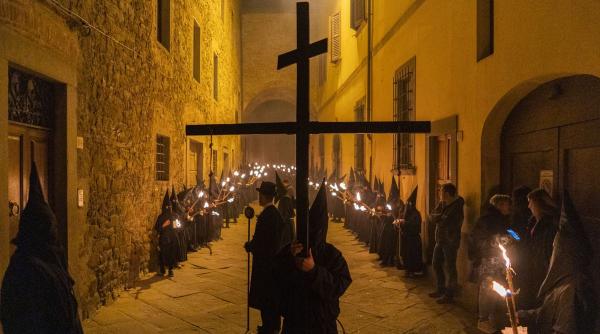 Mister macabru într-o localitate din Italia. 14 persoane au murit în doar zece zile. Casele mortuare sunt pline