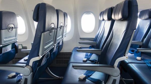 Ai plăti ca să nu stea nimeni lângă tine în avion? Una dintre companiile aeriene preferate de români testează o nouă taxă