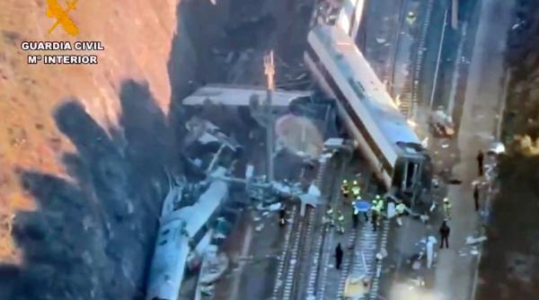 doua trenuri au deraiat in spania