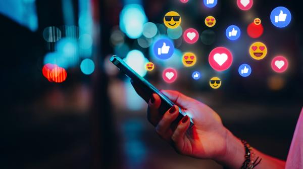 goana dupa aur din interiorul psihicului uman cum se bat gigantii high tech pe atentia noastra si cum ne fura ani din viata