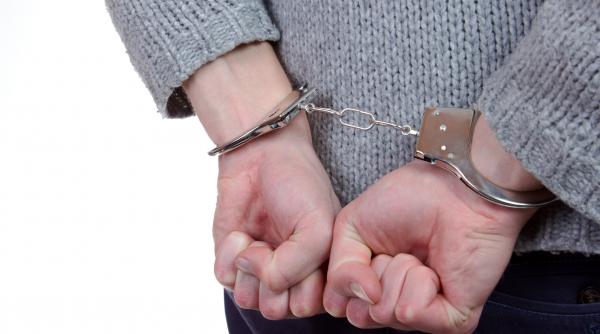 O adolescentă de 14 ani a fost arestată pentru pornografie infantilă, viol și șantaj