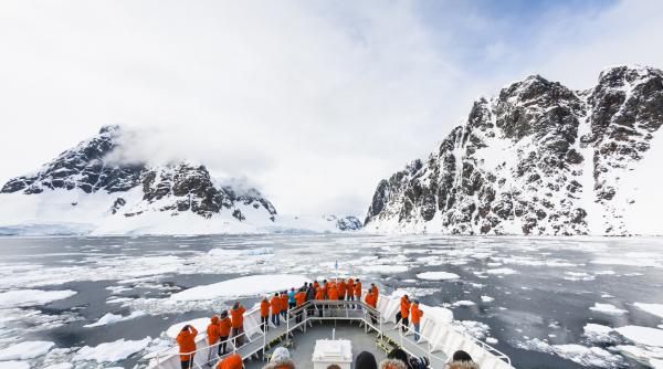 O nouă hartă a Antarcticii dezvăluie o lume ascunsă de lacuri, văi și munți, îngropată sub kilometri de gheață