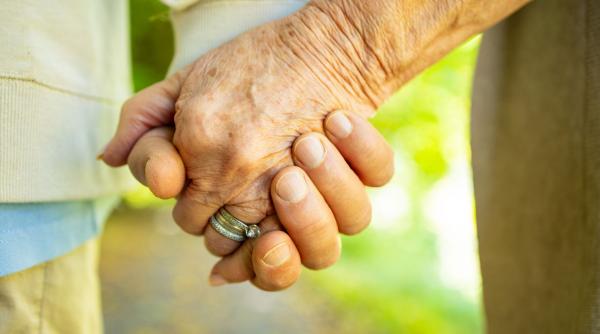 reintalnire emotionanta intre o mama si un fiu dupa 51 de ani de despartire nici nu credeam ca mai e in viata