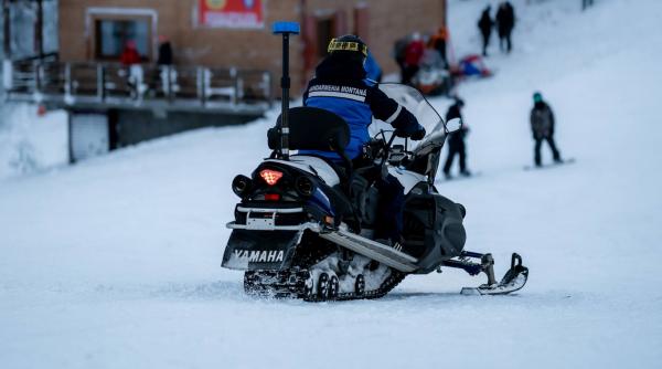 un barbat a lovit un salvamontist pentru ca nu l a ajutat sa caute telefonul sotiei care cazuse in zapada