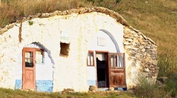 Casele de “hobbiți” dintr-un sat din Moldova atrag turiști din întreaga lume. Sătenii duc mai departe o tradiție de sute de ani