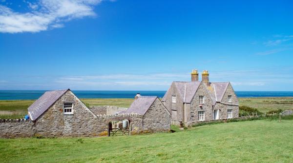 insula supranumita portile paradisului cu doar trei locuitori ofera trei locuri de munca care sunt conditiile si salariul oferit