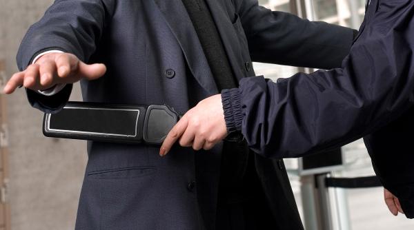 Italienii vor să monteze detectoare de metale în școli, din cauza numărului mare de incidente violente din unitățile de învățământ