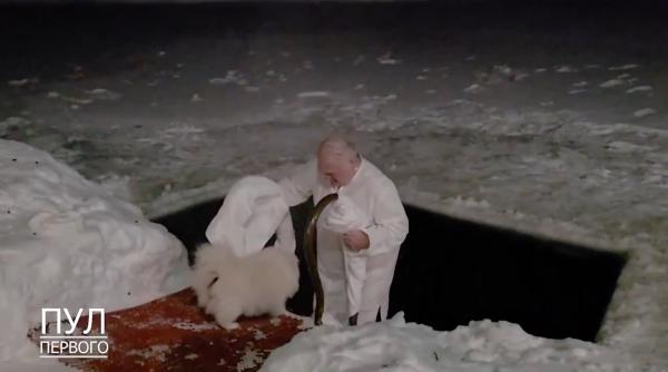 lukasenko a facut baie la copca de boboteaza pe stil vechi la 15 grade celsius a fost asistat de cainele sau care latra frenetic