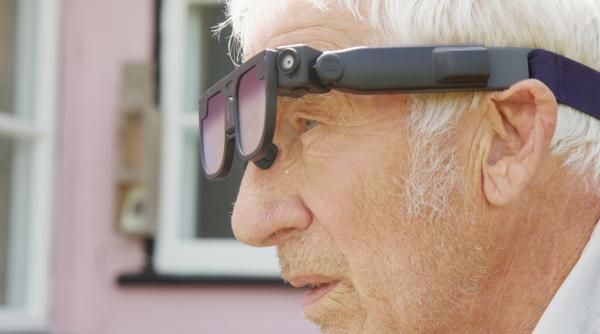 ochelarii inteligenti pentru bolnavii de alzheimer amintesc numele si avertizeaza asupra pericolelor