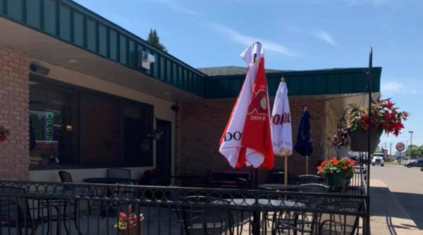 patru agenti ice s au oprit sa ia pranzul la un restaurant mexican intr un orasel din sua dupa ce au mancat i au retinut pe angajati