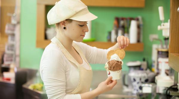 pentru ca vanzarile de bauturi au scazut in italia producatorii au inceput sa vanda inghetata cu alcool