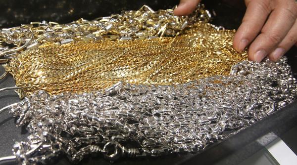 preturile la aur si argint ating noi recorduri dupa amenintarile cu tarife vamale din partea lui trump la adresa tarilor ue