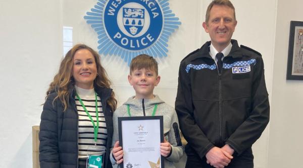 un baiat de 12 ani si a salvat mama dupa ce aceasta si a pierdut cunostinta la volan cu piciorul pe pedala de acceleratie