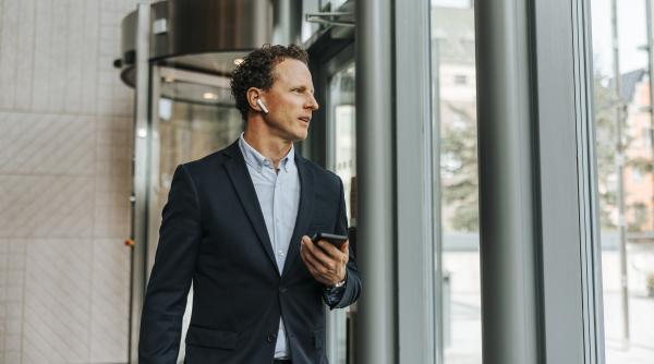 cercetatorii au descoperit o problema la castile bluetooth care permite strainilor sa asculte conversatiile utilizatorului