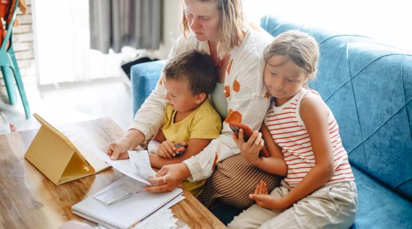 De câți bani are nevoie o familie cu doi copii pentru un trai decent. Manole: „Două venituri medii, peste 5.000 de lei fiecare”
