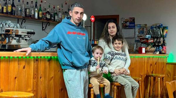 doi romani s au mutat intr un sat cu 56 de locuitori din spania si au deschis singurul bar din localitate