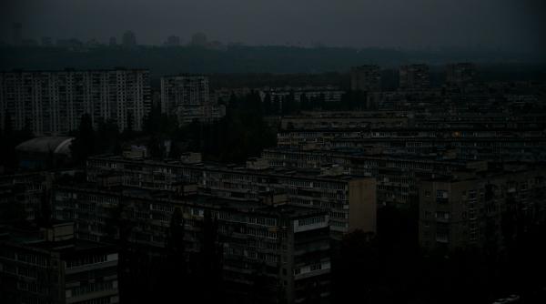 "Nici măcar nu pot trage apa la toaletă". Atacurile Rusiei au dus Kievul în întuneric, frig și într-o criză de apă curentă